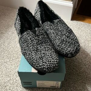 NIB TOMS ALPARGATA Size 7.5 Black/White/Textured Boucle/Faux Fur